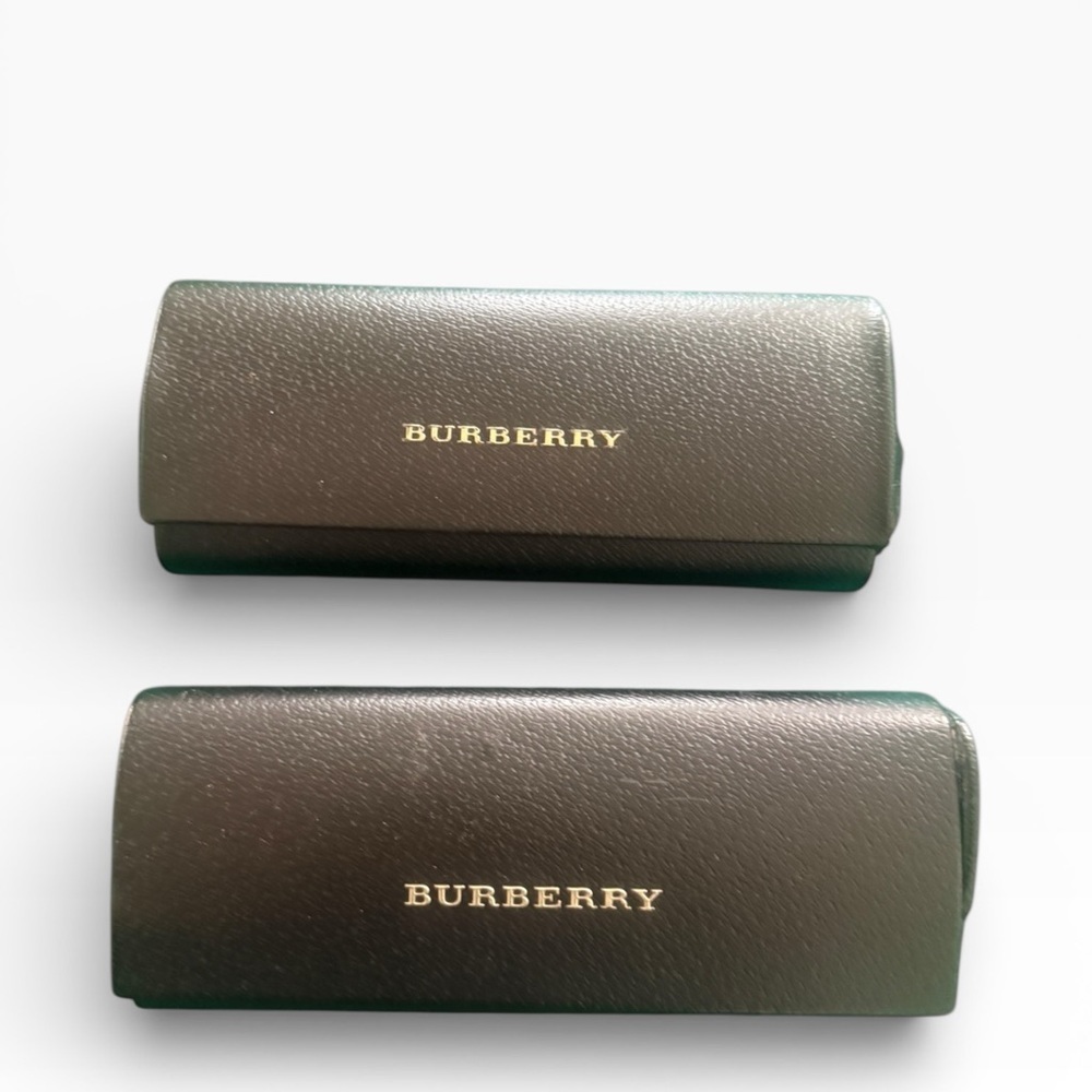 Set of Burberry black sunglasses case in great conditions
